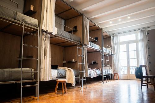 Krevet ili kreveti na kat u jedinici u objektu Casa Franca Recoleta Hostel