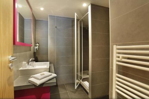 un baño con lavabo y ducha en Les Roches 1500, en Mieussy