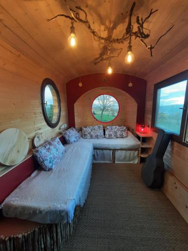 1 Schlafzimmer mit 2 Betten und einem Fenster in einer Hütte in der Unterkunft La petite maison dans la prairie 