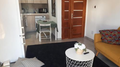 a living room with a couch and a table at Iknews Appart Dakar in Pikine