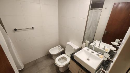 Baño blanco con aseo y lavamanos en Depto a estrenar Ayacucho al 300, cochera privada en el edificio en San Miguel de Tucumán