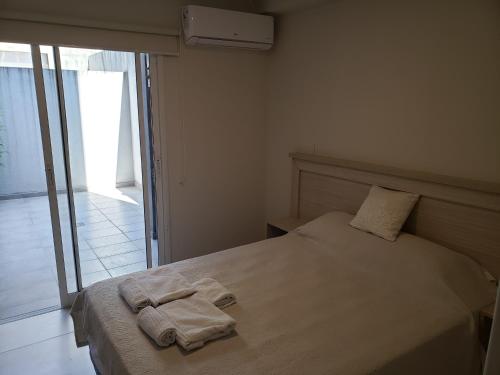 1 dormitorio con 1 cama con 2 toallas en Depto a estrenar Ayacucho al 300, cochera privada en el edificio en San Miguel de Tucumán