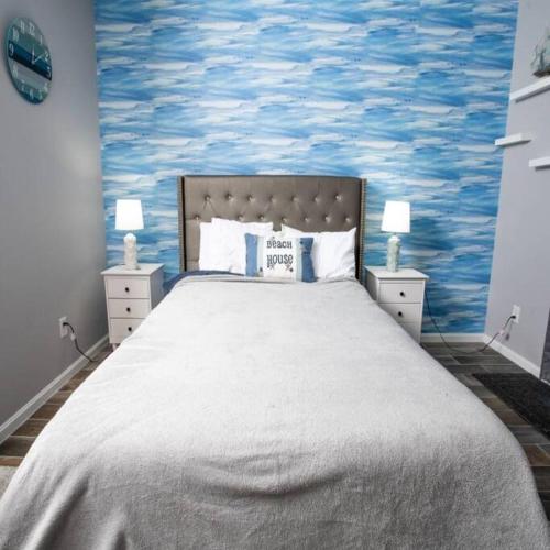 Una cama o camas en una habitación de Luxury Suite in the Heart of Hamptons South Beach!