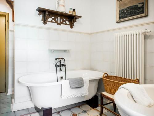 Koupelna v ubytování Former Mayor's Villa in Gernrode with Own Cafe and Balcony