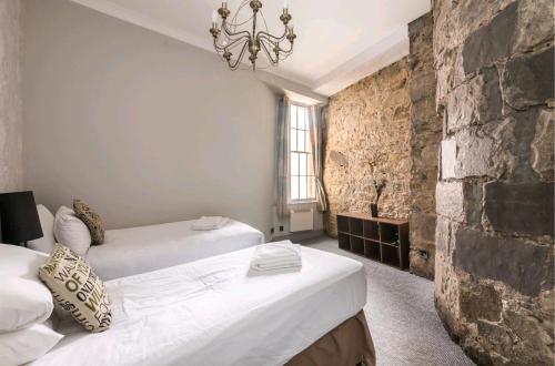 Gallery image of Unique 2 Bedroom Castle Suite Apartment - Near Edinburgh Castle & Royal Mile in Edinburgh