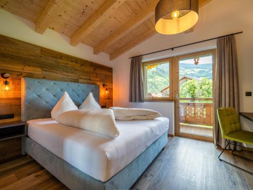 a bedroom with a large bed and a window at Chalet Bodahof in Thurmbach