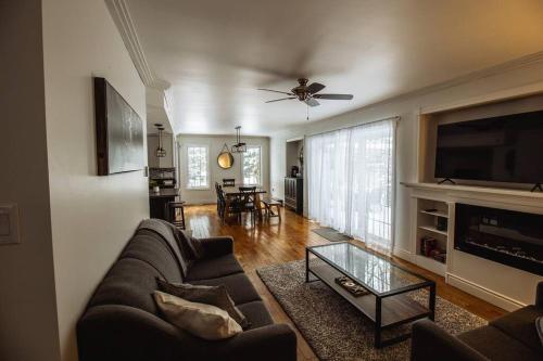 sala de estar con sofá y mesa en Modern 4 season cottage retreat, en Huntsville