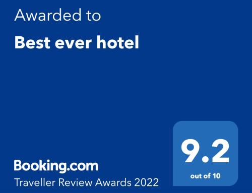 Captura de pantalla de un teléfono móvil con el texto asignado al mejor hotel de la historia en Best ever hotel -SEVEN Hotels and Resorts-, en Naha