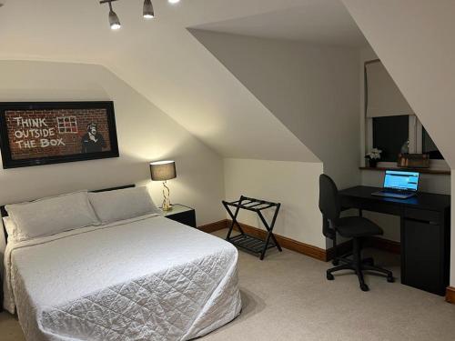 - une chambre avec un lit et un bureau avec un ordinateur portable dans l'établissement The Jagdamer Lodge, 