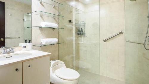 y baño con aseo y ducha acristalada. en Precioso departamento Napoles, en Ciudad de México