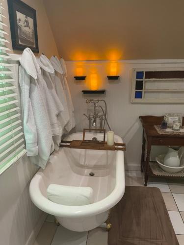 uma casa de banho com uma banheira branca num quarto em Downtown B&B with Jacuzzi em Glenwood Springs