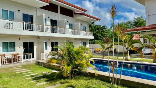 uma casa com uma piscina em frente em Villa del OZ Resort em Panglao