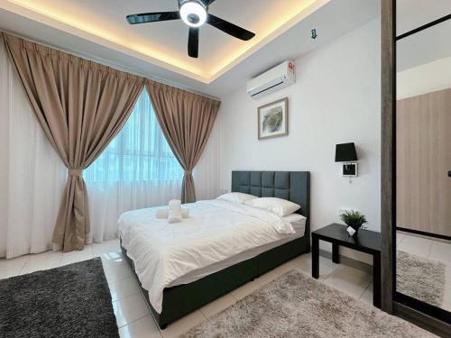 sypialnia z łóżkiem i wentylatorem sufitowym w obiekcie BAYU Stay (Drawbridge & KTCC Mall) w mieście Kuala Terengganu