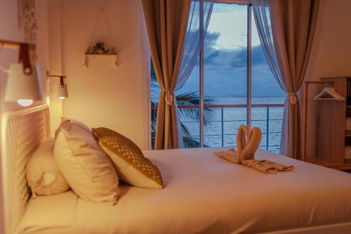 Ένα ή περισσότερα κρεβάτια σε δωμάτιο στο Sunset Lover Beach Residence