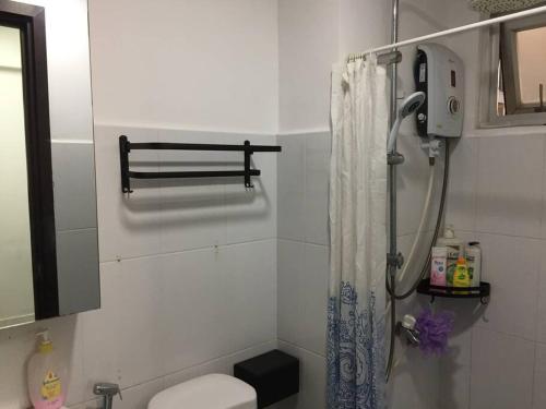 y baño con cortina de ducha y aseo. en Modern 1 bedroom apartment - C' House, en Ho Chi Minh