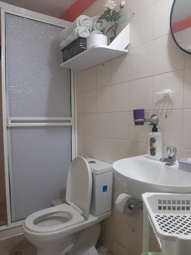 a bathroom with a toilet and a sink at Mayo´s Place in San Andrés