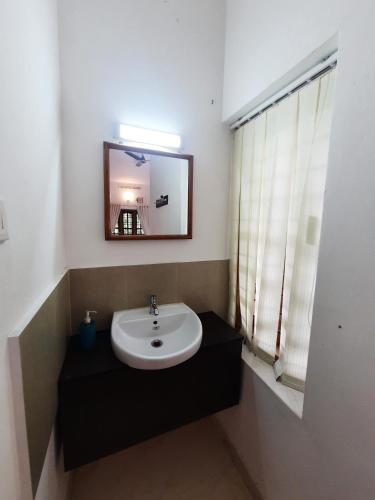 Bilik mandi di Oriole Homestay