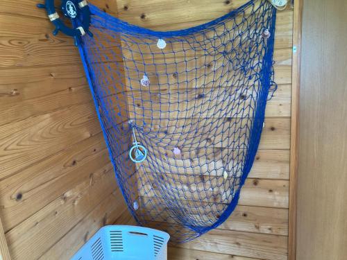 a net is hanging on a wooden wall at ocean villa mint 満天の星空とオーシャンビューで心満たす一棟まるごと貸切別荘 南房総千倉 in Chikura