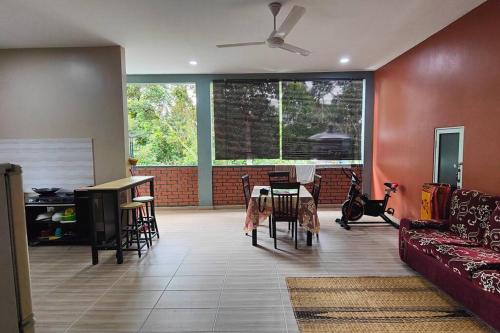 - un salon avec un canapé et une table dans l'établissement Homestay D Paya Jauh, à Temerloh