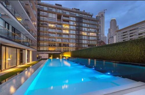 una gran piscina en medio de un edificio en Mono ambiente de NIVEL en Buenos Aires