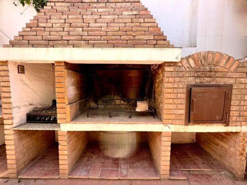 ein gemauerter Pizzaofen für den Außenbereich mit einem in der Unterkunft Gran casa corazón de Mendoza in Mendoza