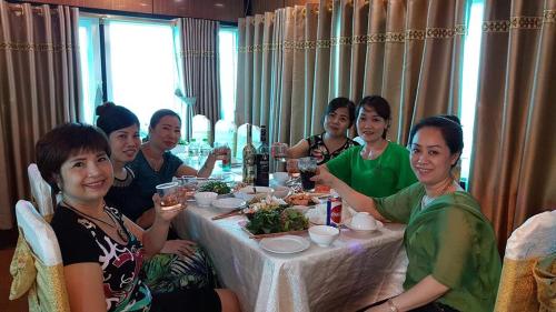 ハイフォンにあるPhuong Anh 3 Hotelの食卓に座って食べる人々