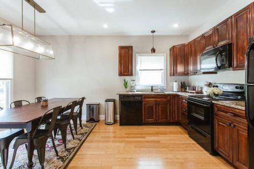 Una cocina o zona de cocina en Meet Me in Athens I Beautiful 4-Bdrm House I 1 Mile to DT and Mins to UGA