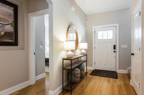 Imagen de la galería de Meet Me in Athens I Beautiful 4-Bdrm House I 1 Mile to DT and Mins to UGA, en Athens