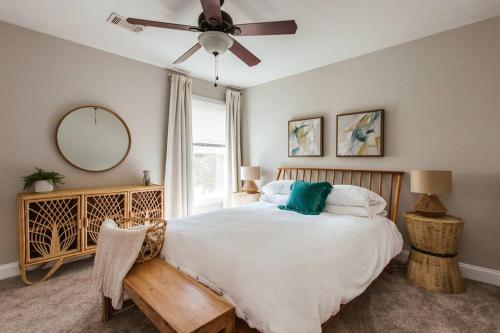 Cama o camas de una habitación en Meet Me in Athens I Beautiful 4-Bdrm House I 1 Mile to DT and Mins to UGA