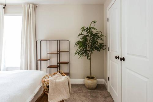 Cama o camas de una habitación en Meet Me in Athens I Beautiful 4-Bdrm House I 1 Mile to DT and Mins to UGA