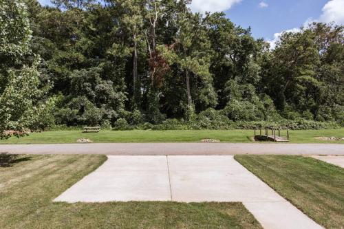 Jardín al aire libre en Meet Me in Athens I Beautiful 4-Bdrm House I 1 Mile to DT and Mins to UGA