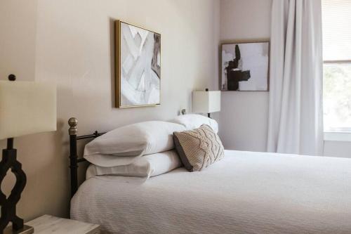 Cama o camas de una habitación en Meet Me in Athens I Beautiful 4-Bdrm House I 1 Mile to DT and Mins to UGA
