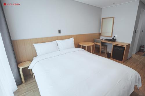 Hotel Kenny Yeosuにあるベッド