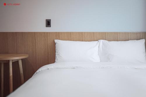 Hotel Kenny Yeosuにあるベッド