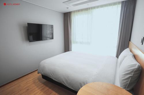 Hotel Kenny Yeosuにあるテレビまたはエンターテインメントセンター