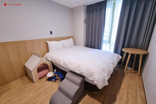 Hotel Kenny Yeosuにあるベッド