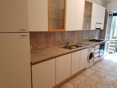 Kuchyň nebo kuchyňský kout v ubytování La Casa di Ari vicinissimo ospedale GASLINI GENOVA