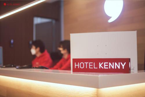 Hotel Kenny Yeosuに飾ってある許可証、賞状、看板またはその他の書類