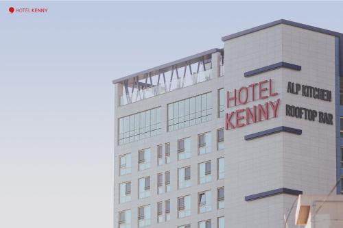Hotel Kenny Yeosuに飾ってある許可証、賞状、看板またはその他の書類