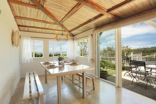 Rodrigues Island的住宿－Fantaisie Lodges，一间带桌椅和窗户的用餐室