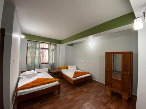 Postel nebo postele na pokoji v ubytování Aari INN Homestay