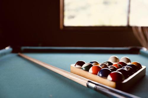 a box of cue balls on a pool table at 森の香 in Matsue