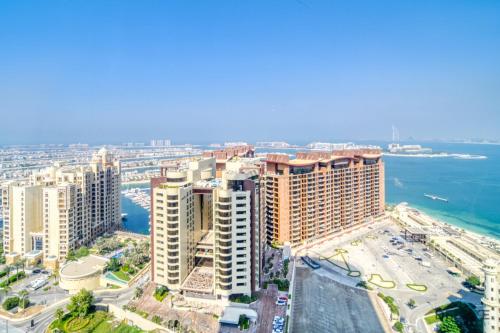 Serene Studio at The Palm Tower Palm Jumeirah by Deluxe Holiday Homes