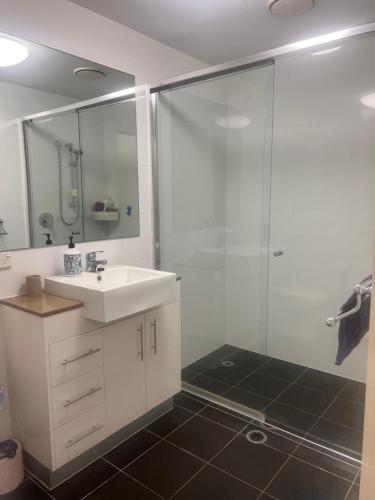 W łazience znajduje się biała umywalka i prysznic. w obiekcie Sylvan Beach Resort w mieście Bellara