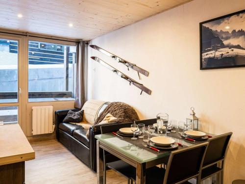 un salon avec une table et un canapé dans l'établissement Moderne appartement 4 pers à Val Thorens avec WiFi et balcon - FR-1-637-37, à Val Thorens