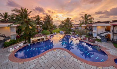uma vista superior de uma piscina num resort em Royal Orchid Beach Resort & Spa, Utorda Beach Goa em Utorda