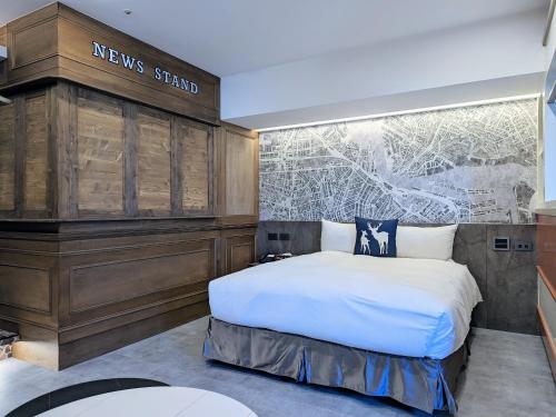 a bedroom with a bed and a sign that reads newsstand at K Hotel - Yizhong in Taichung