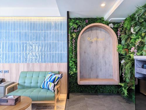 K Hotel - Yizhong في تايتشونغ: غرفة مغطاة بالنباتات بجدار