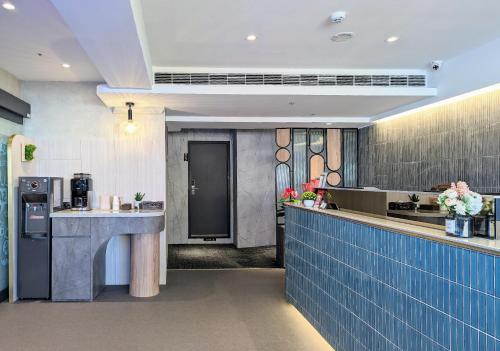 a kitchen with a counter and a blue counter sidx sidx sidx at K Hotel - Yizhong in Taichung