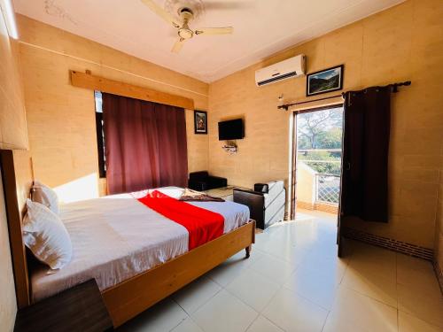 Кровать или кровати в номере Hotel Raj Golden & Restaurant